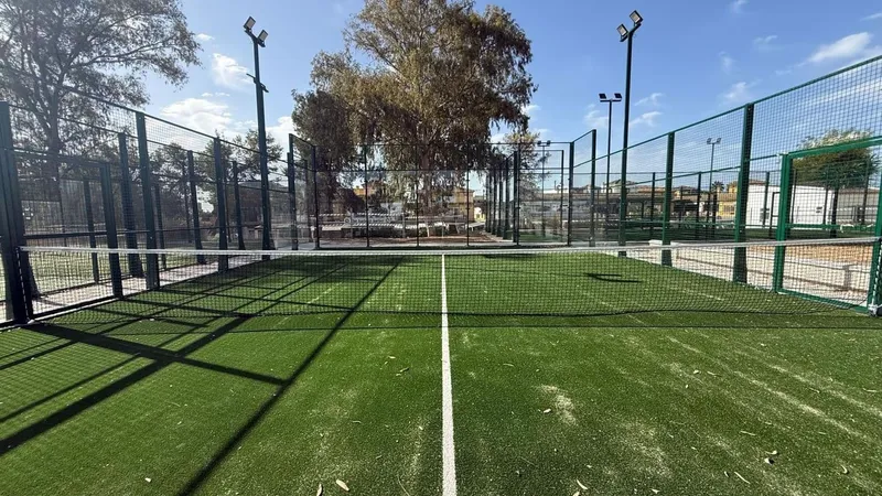 Estepona inaugura dos nuevas pistas de pádel y celebra un torneo vecinal