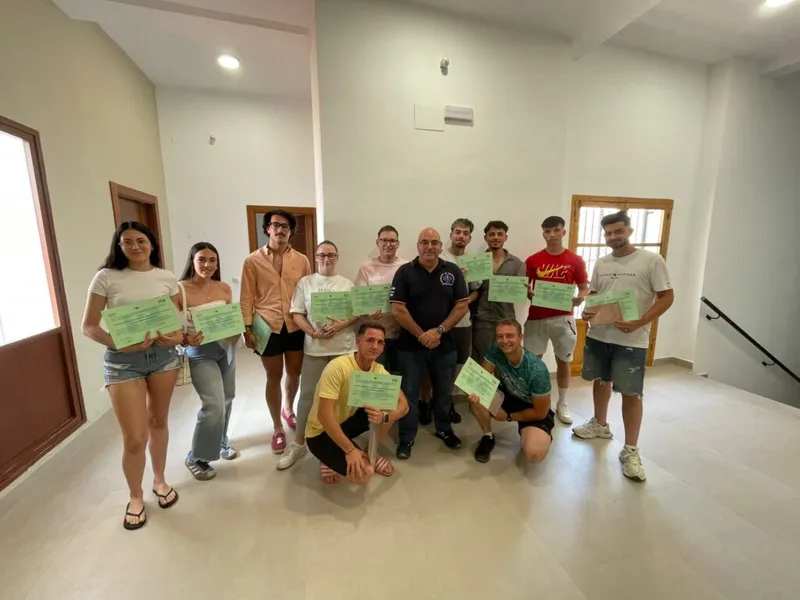 Begíjar impulsa el empleo juvenil con un curso de socorrismo acuático
