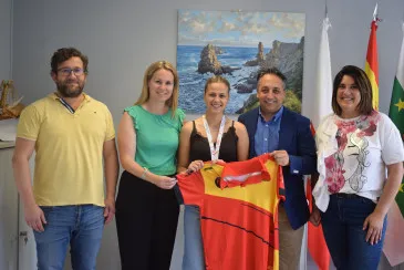 Jennifer Pérez, campeona de España Sub 23 de petanca, recibe el homenaje del Ayuntamiento de Piélagos