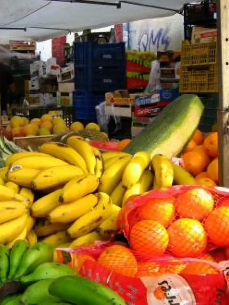Ribadesella celebra su mercado semanal de productos agroalimentarios y textiles