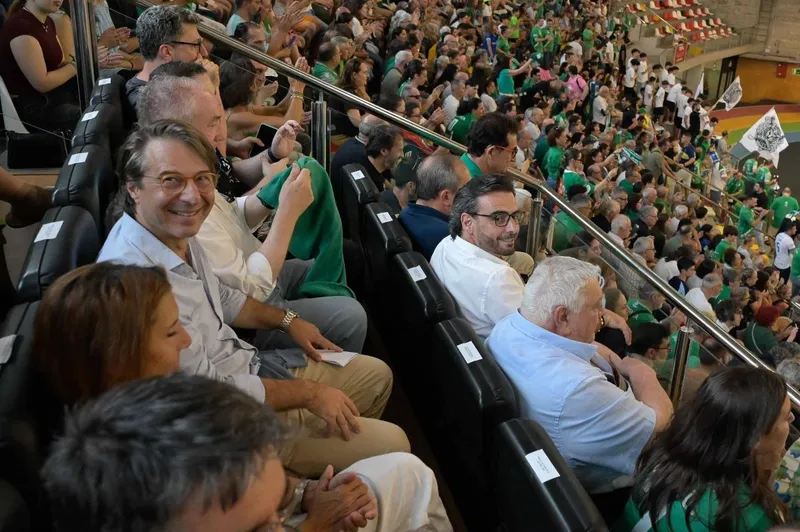 Conselleiros de la Xunta asisten a la final de la OK Liga de hockey sobre patines