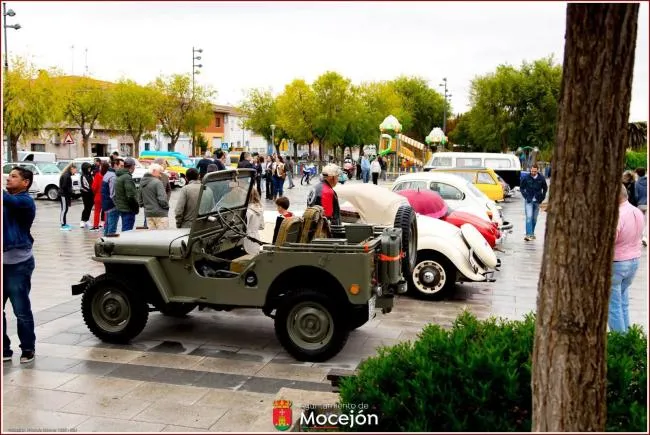 Mocejón celebra su exposición de coches clásicos a pesar de la lluvia