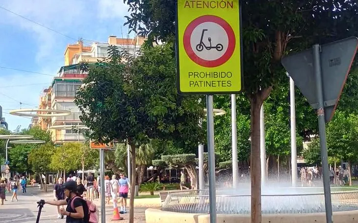 Benidorm intensifica la señalización y los controles de patinetes en zonas peatonales