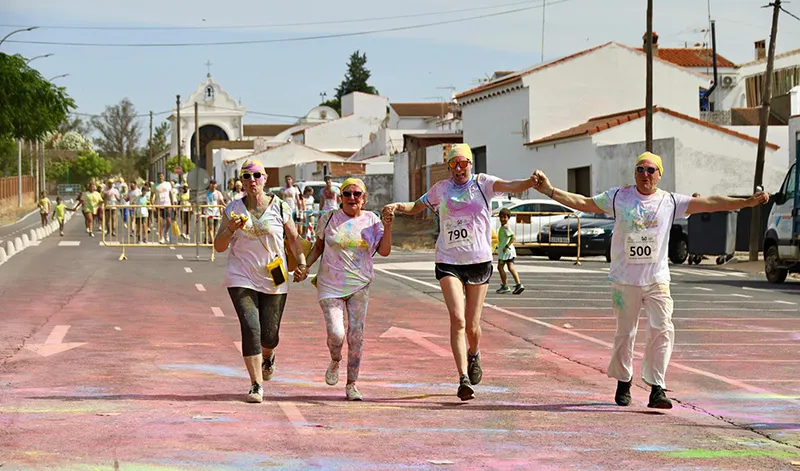 Loles López participa en la carrera solidaria 'Colores contra el cáncer' en Valverde del Camino