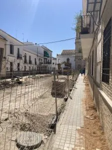 Avanzan las obras de mejora en la calle Mendoza de Écija con inversión de 430.000 euros