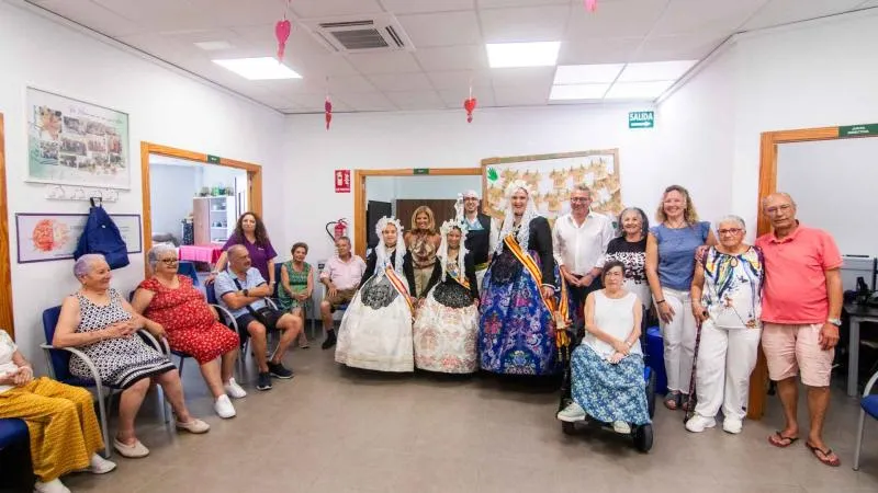 La Hoguera La Cala de Benidorm comparte jornada festiva con asociaciones de AFA, AFEM y Asmibe