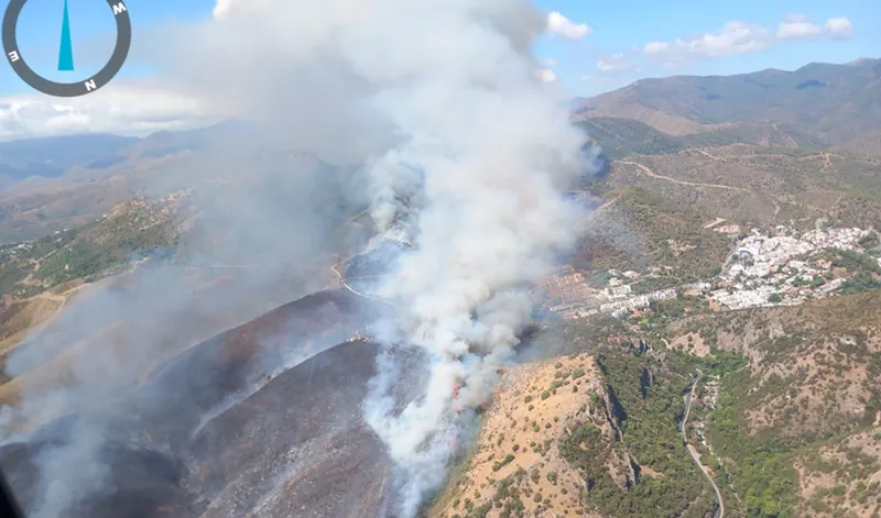 Junta de Andalucía declara la emergencia por incendio forestal en Benahavís y confina el municipio