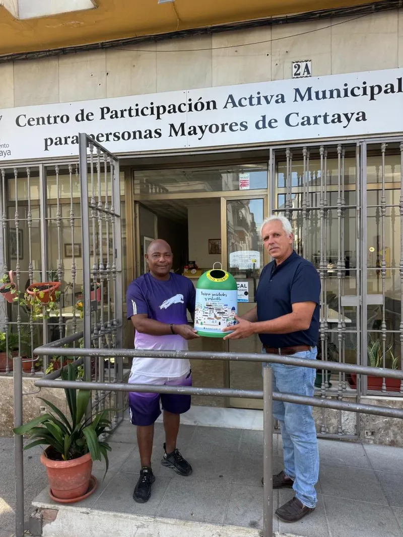 Cartaya entrega miniglús para fomentar el reciclaje de vidrio