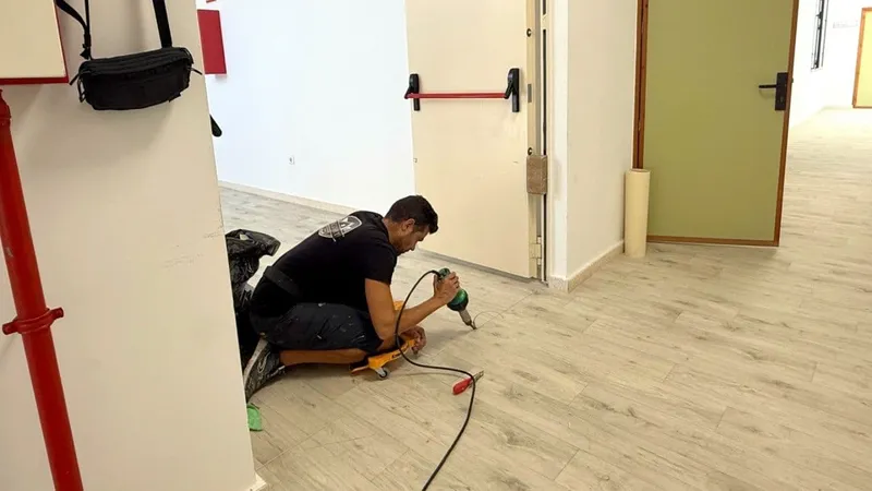 Estepona renueva el Centro Cultural Padre Manuel con nuevas butacas y pavimento