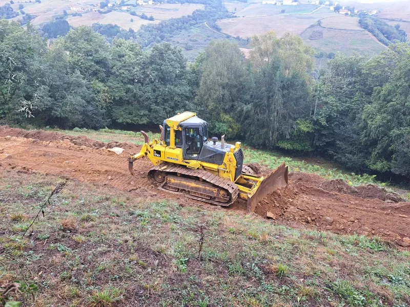 Allande inicia las obras de concentración parcelaria de Celón-Villaverde tras una década de espera