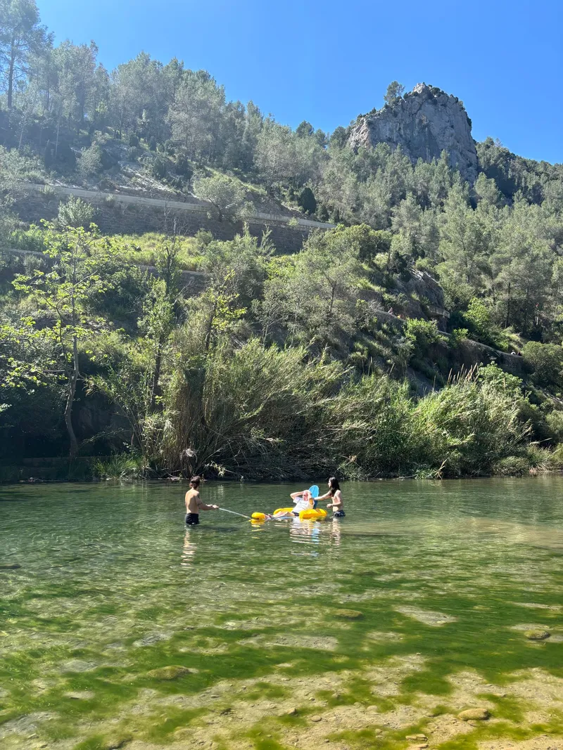 Montanejos celebra la accesibilidad en la Fuente de los Baños con el izado de la Bandera Azul por DACEM