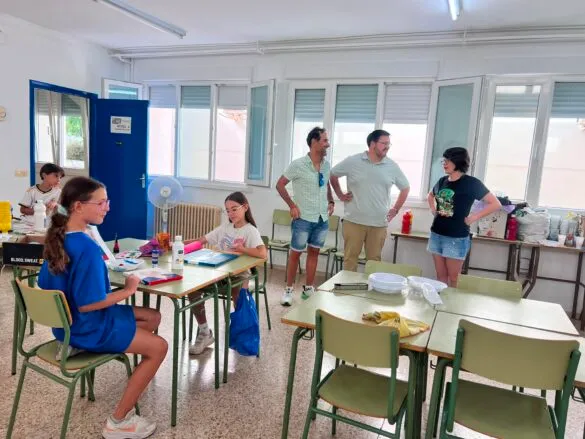 Jóvenes y niños de Pedro Muñoz dan rienda suelta a su creatividad en el Taller de Pintura de Verano