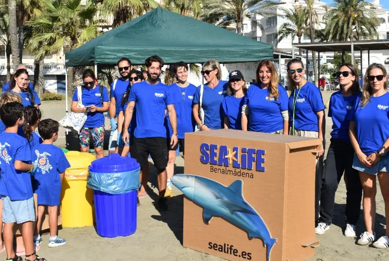 Benalmádena se une a la lucha global contra la contaminación plástica en sus playas