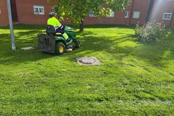 Moralzarzal intensifica la limpieza de vegetación para prevenir incendios y mejorar la seguridad
