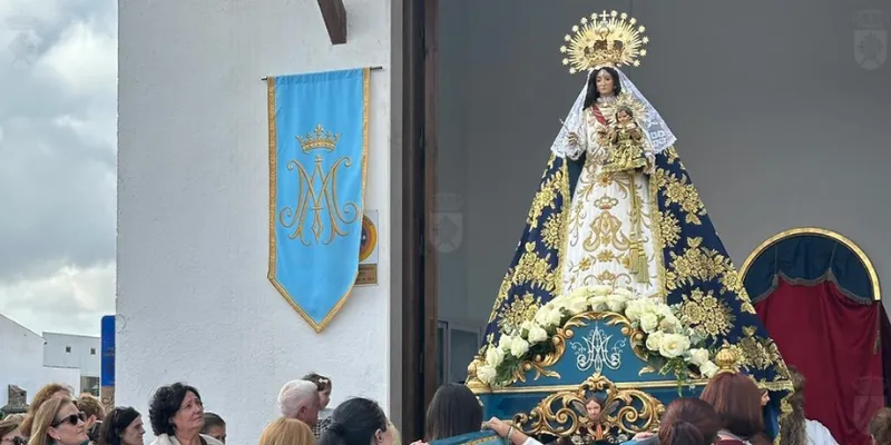 La Patrona de Almagro regresa entre la lluvia con gran devoción de los fieles