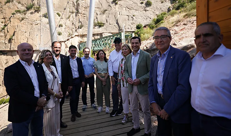 Juanma Moreno inaugura el puente colgante más grande de España en el Caminito del Rey