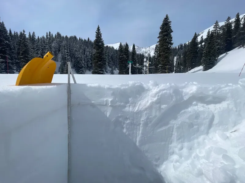 Alerta por polvo en la nieve en Colorado tras fuertes vientos
