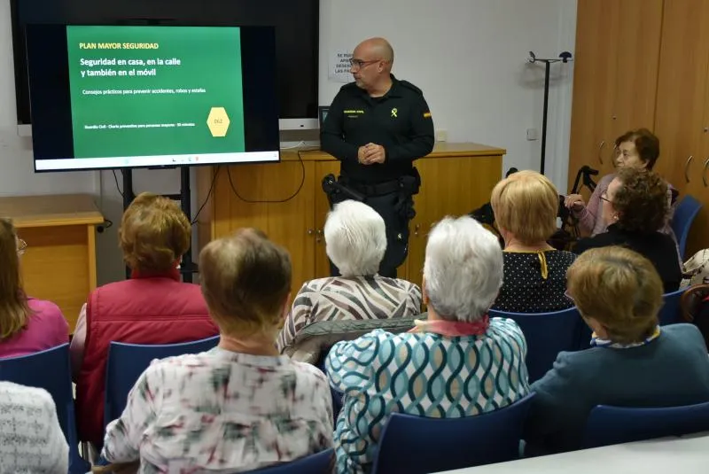 Guardia Civil alerta a mayores de Daimiel sobre estafas tradicionales y digitales