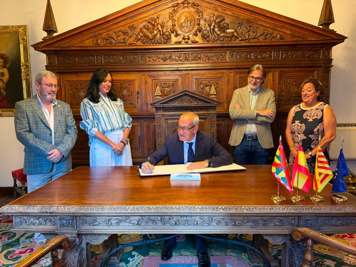 El Ayuntamiento de Huesca recibe al nuevo delegado territorial del Gobierno de Aragón