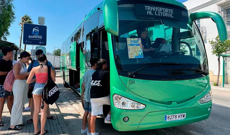 La Junta de Andalucía amplía el transporte gratuito a la costa este verano