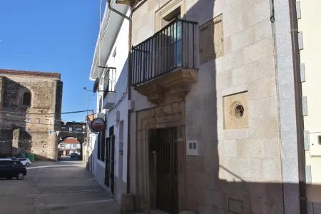 Jaraicejo desvela su patrimonio natural y arquitectónico en una guía detallada
