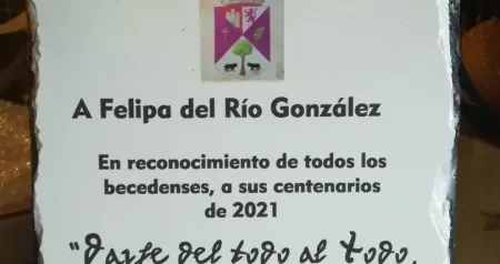 Becedas homenajea a sus vecinas centenarias con placas conmemorativas