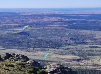 Arcones atrae a aficionados al vuelo libre con sus excepcionales condiciones para parapente y ala delta