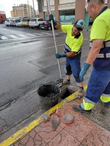 Vinaròs se prepara para las lluvias con la limpieza de imbornales