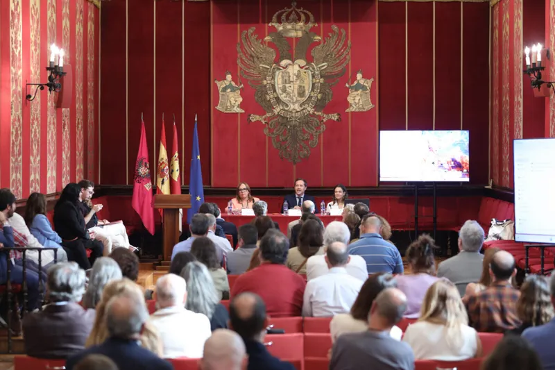 Carlos Velázquez defiende la coexistencia de cascos históricos y energías renovables