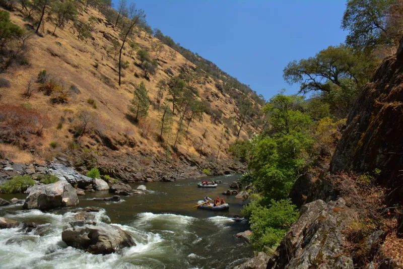 Aventura de yoga y rafting en el río Tuolumne cerca de Yosemite