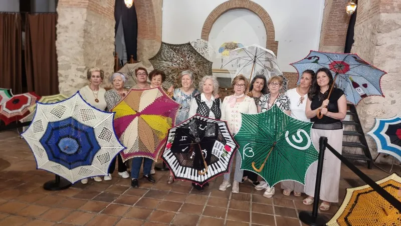 Valdepeñas exhibe sus paraguas de ganchillo solidarios antes de adornar sus calles
