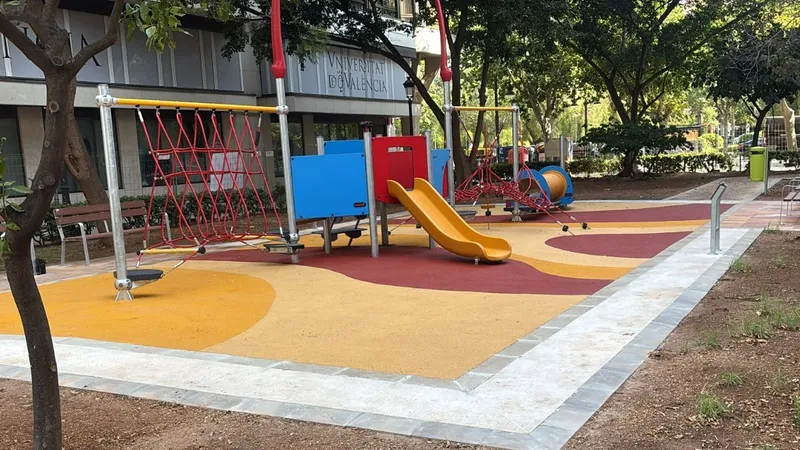 València estrena parque infantil en la plaza de la Legió Espanyola