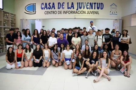 Manzanares premia el esfuerzo de casi noventa jóvenes con el Carné VIP de verano