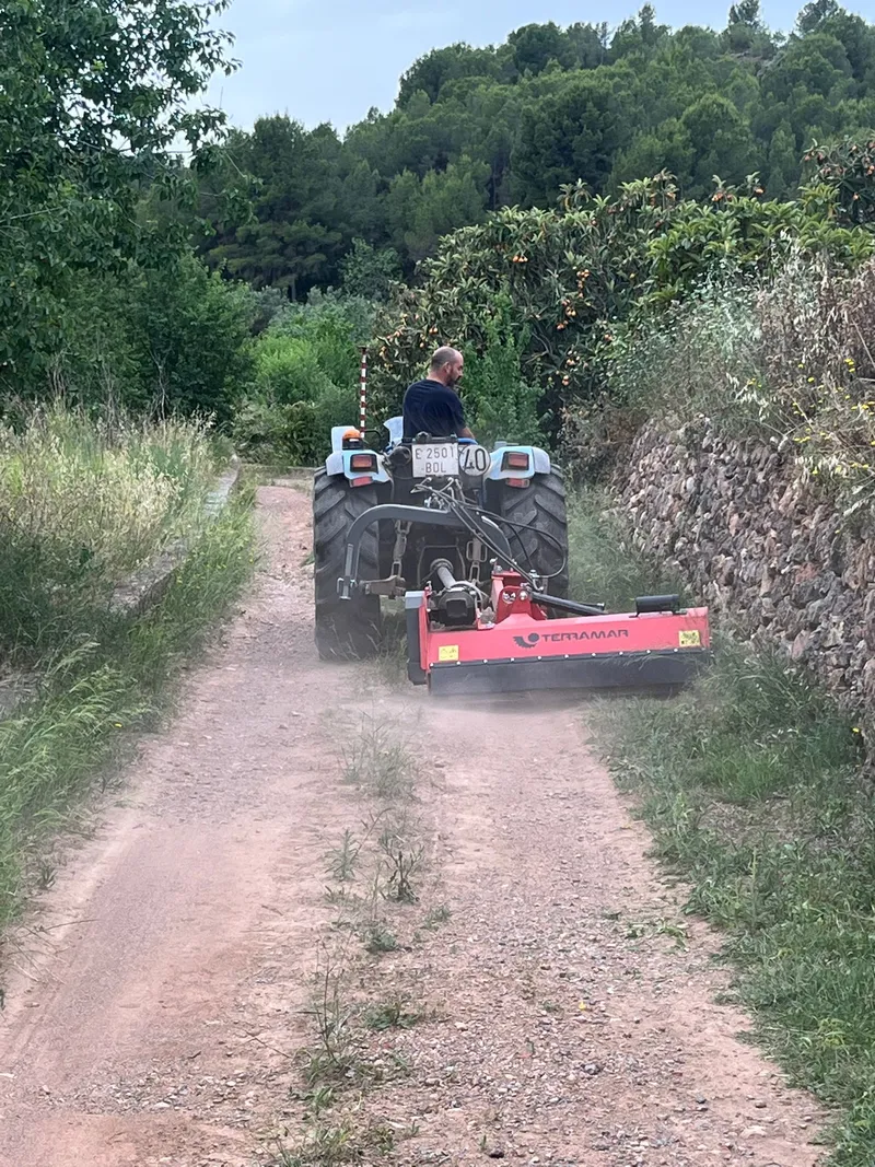 Castellnovo mejora sus caminos rurales con nueva maquinaria