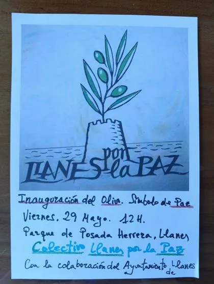 Llanes planta un olivo por la paz en el parque Posada Herrera