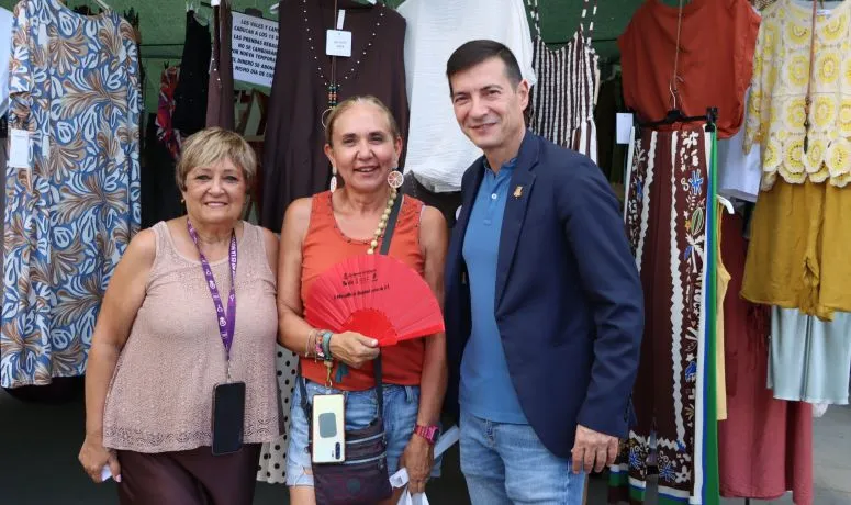 Burjassot reparte abanicos en el mercadillo para aliviar el calor estival
