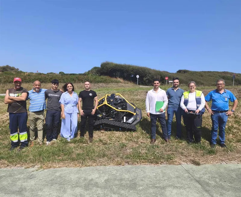 Burela invierte 40.000 euros en un robot desbrozador para mejorar la seguridad y eficiencia municipal
