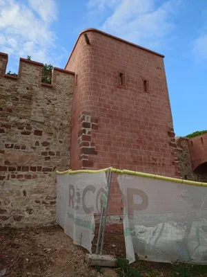Descubren troneras medievales en Castelldefels que reescriben la historia del castillo