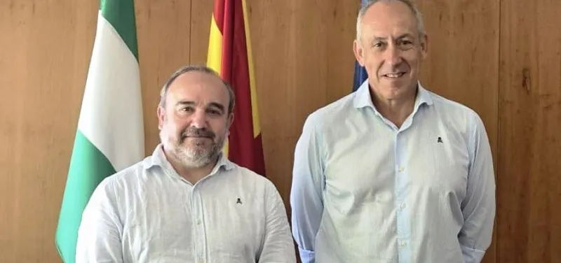 Visita institucional a Tomares para evaluar los daños del incendio en el Parque Olivar del Zaudín