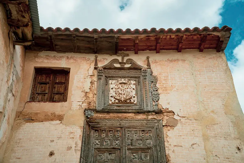 El Arco de Maluenda, vestigio defensivo del siglo XIV, luce escudo de la casa Ciria