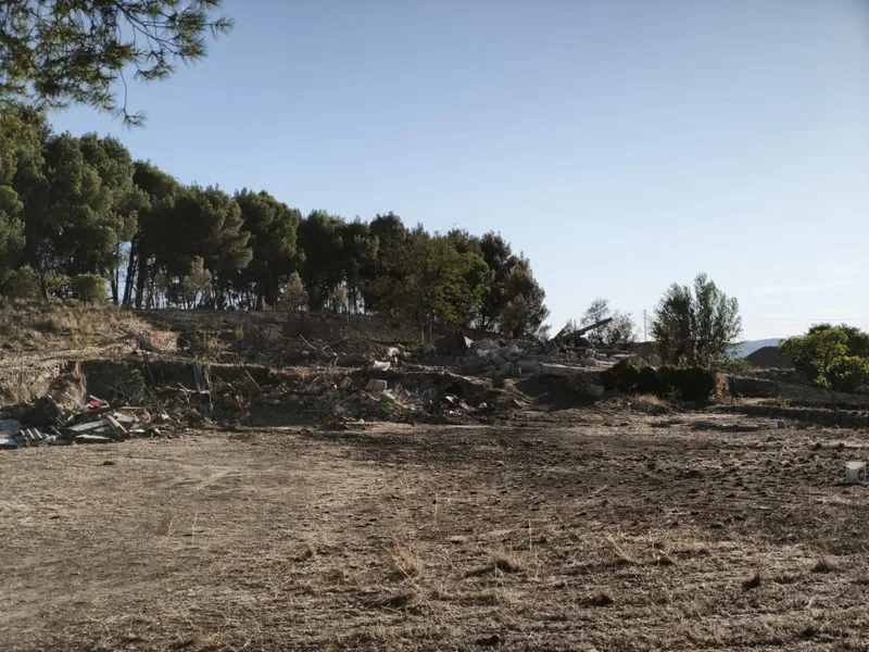 Demolida una vivienda ocupada en Calatayud tras un incendio y alerta de riesgos