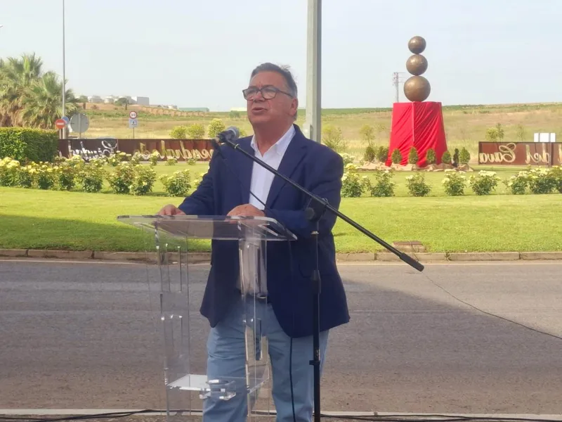 Almendralejo rinde homenaje a los pioneros del cava extremeño con una escultura