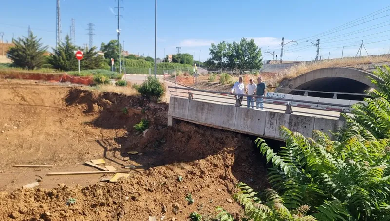 Valdepeñas refuerza su defensa ante tormentas con el Puente El Hierro y un parque fluvial