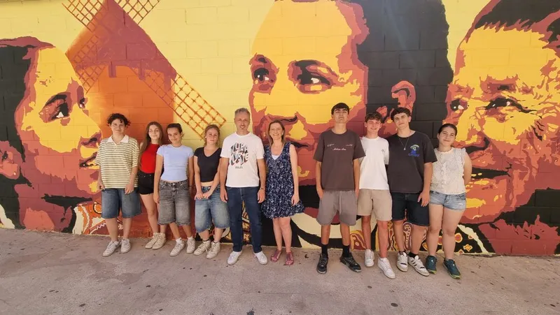 Valdepeñas celebra la mujer manchega con un mural en la Plaza Constitución