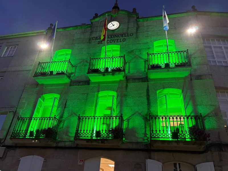 Covelo se ilumina de verde para concienciar sobre el Alzheimer