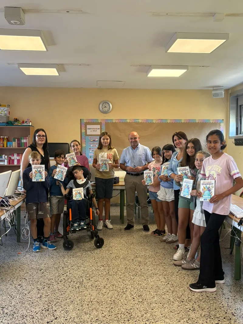 Covelo entrega agendas escolares para prevenir la violencia de género