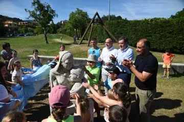 La Xunta cede al Concello de Poio una escultura de granito creada en el CIFP de Cantería