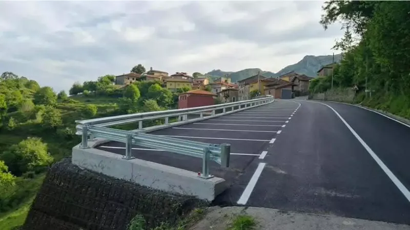 Amieva inaugura el nuevo aparcamiento disuasorio de Vis para mejorar el acceso a Picos de Europa