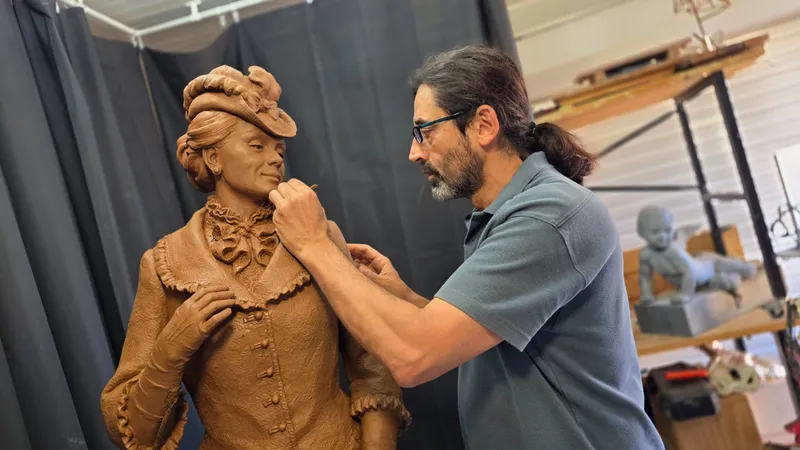 València estrena esculturas de Doña Manuela y el niño aragonés para su ruta literaria