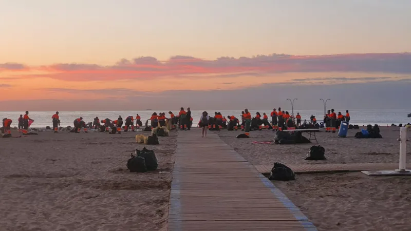 Valencia despliega un gran dispositivo para la limpieza de las playas tras la noche de San Juan